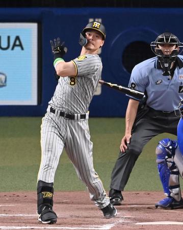 　７回、１３号３ランを放つ佐藤輝（撮影・飯室逸平）