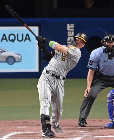 　７回、１３号３ランを放つ佐藤輝（撮影・飯室逸平）