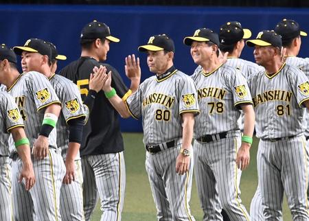 　ナインを迎える岡田監督（８０）ら（撮影・飯室逸平）