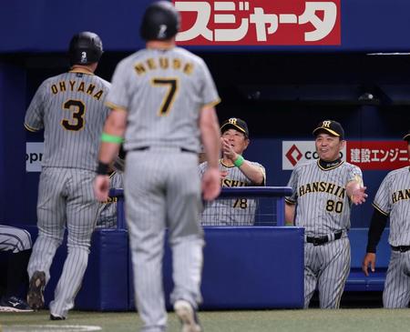 　６回、岡田監督は西純の適時三塁打で生還した大山らを笑顔で迎える（撮影・山口登）