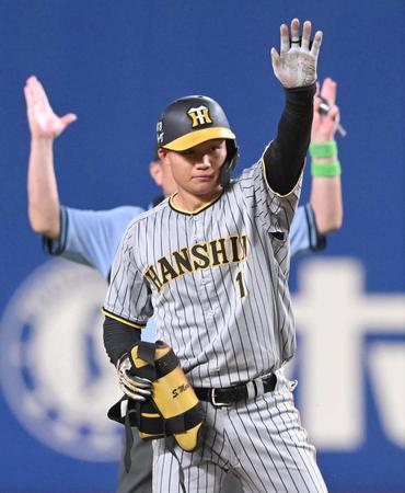 　７回、二塁打を放ち、ベンチに向かって手を上げる森下（撮影・高部洋祐）