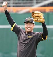 　充実の表情でキャッチボールする秋山（撮影・高部洋祐）