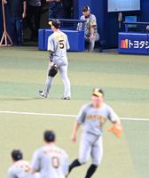 　ベンチでシートノックを見守る岡田監督（撮影・飯室逸平）