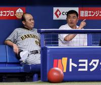 　ベンチで話し込む岡田監督（左）と山本昌氏（撮影・山口登）