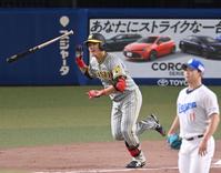 　６回、走者一掃のタイムリー二塁打を放つ西純（撮影・飯室逸平）