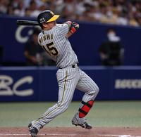 　６回、西純は右中間に走者一掃の適時三塁を放つ（撮影・山口登）