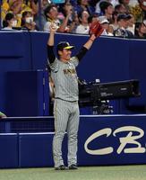 　７回、西純は佐藤輝の３ランにバンザイし喜ぶ（撮影・山口登）