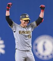 　６回、３点適時二塁打を放ち、ガッツポーズを決める西純（撮影・高部洋祐）