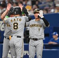 　７回、３ランを放った佐藤輝（８）を迎える森下（撮影・高部洋祐）