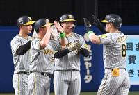 　７回、３ランを放った佐藤輝（８）を迎える森下（左端）、大山ら（撮影・飯室逸平）