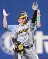 　７回、二塁打を放ち、ベンチに向かって手を上げる森下（撮影・高部洋祐）