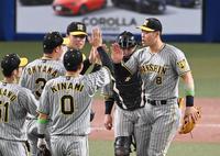 　勝利のハイタッチをかわす佐藤輝（右）ら阪神ナイン（撮影・飯室逸平）