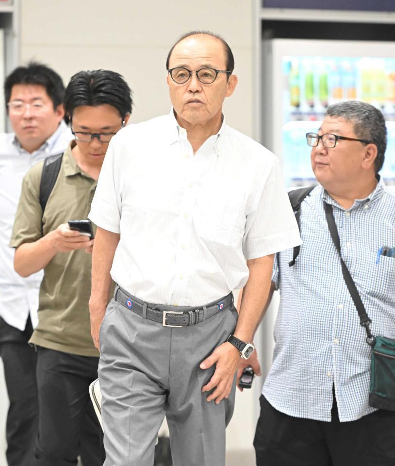 　新幹線のホームへ向かう岡田監督