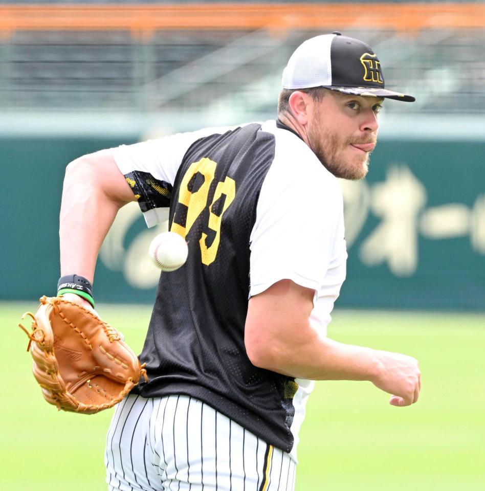 　キャッチボールの球を背面キャッチするビーズリー