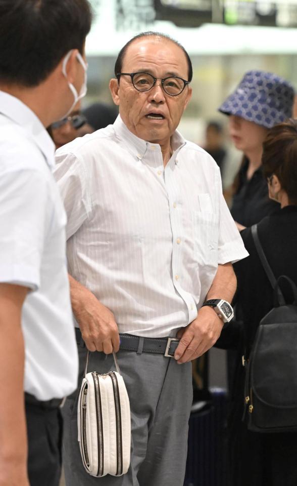 　新幹線のホームへ向かう岡田監督（撮影・高部洋祐）