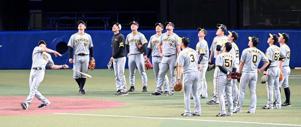 　打撃練習後、シートノックを行った阪神ナイン（撮影・飯室逸平）