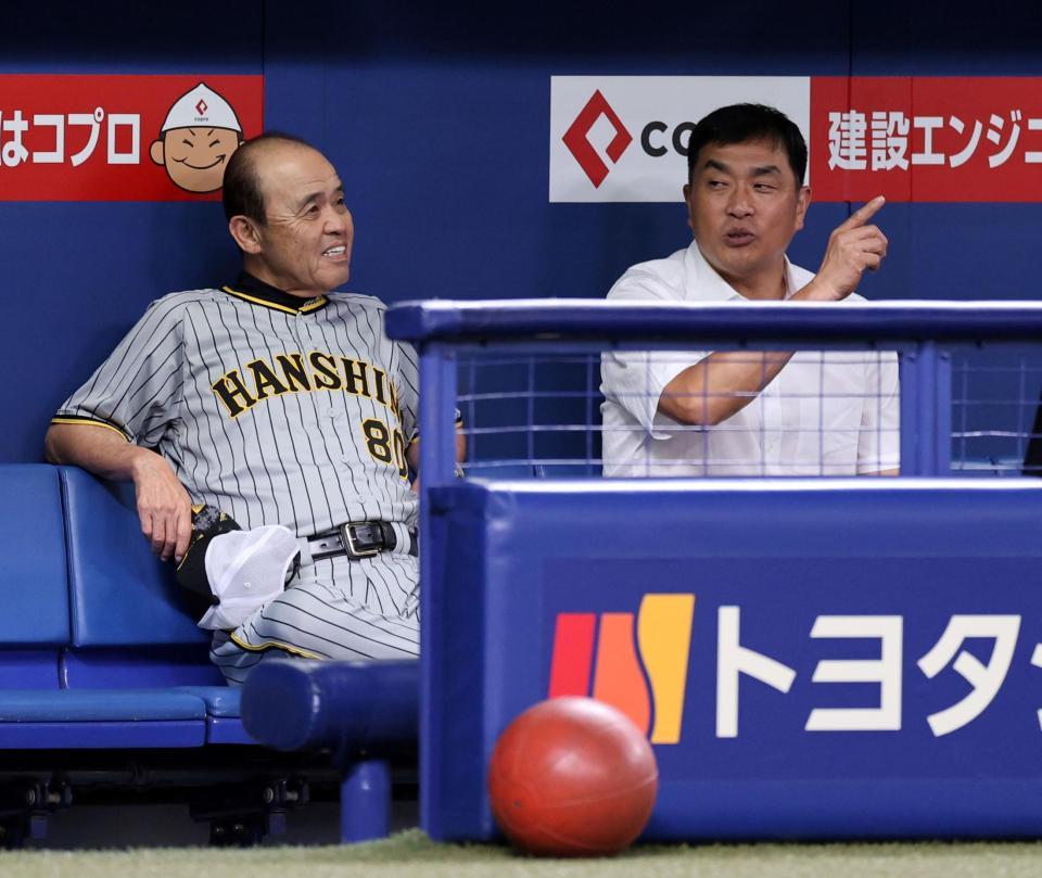 　ベンチで話し込む岡田監督（左）と山本昌氏（撮影・山口登）