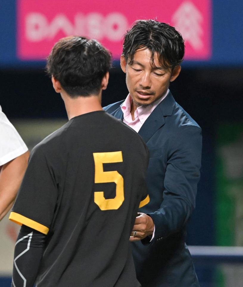 　試合前、近本（手前）の体を触る鳥谷敬氏（撮影・高部洋祐）