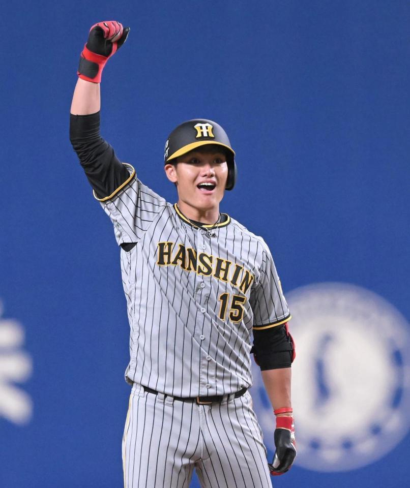 　６回、３点適時二塁打を放ち、ガッツポーズを決める西純（撮影・高部洋祐）