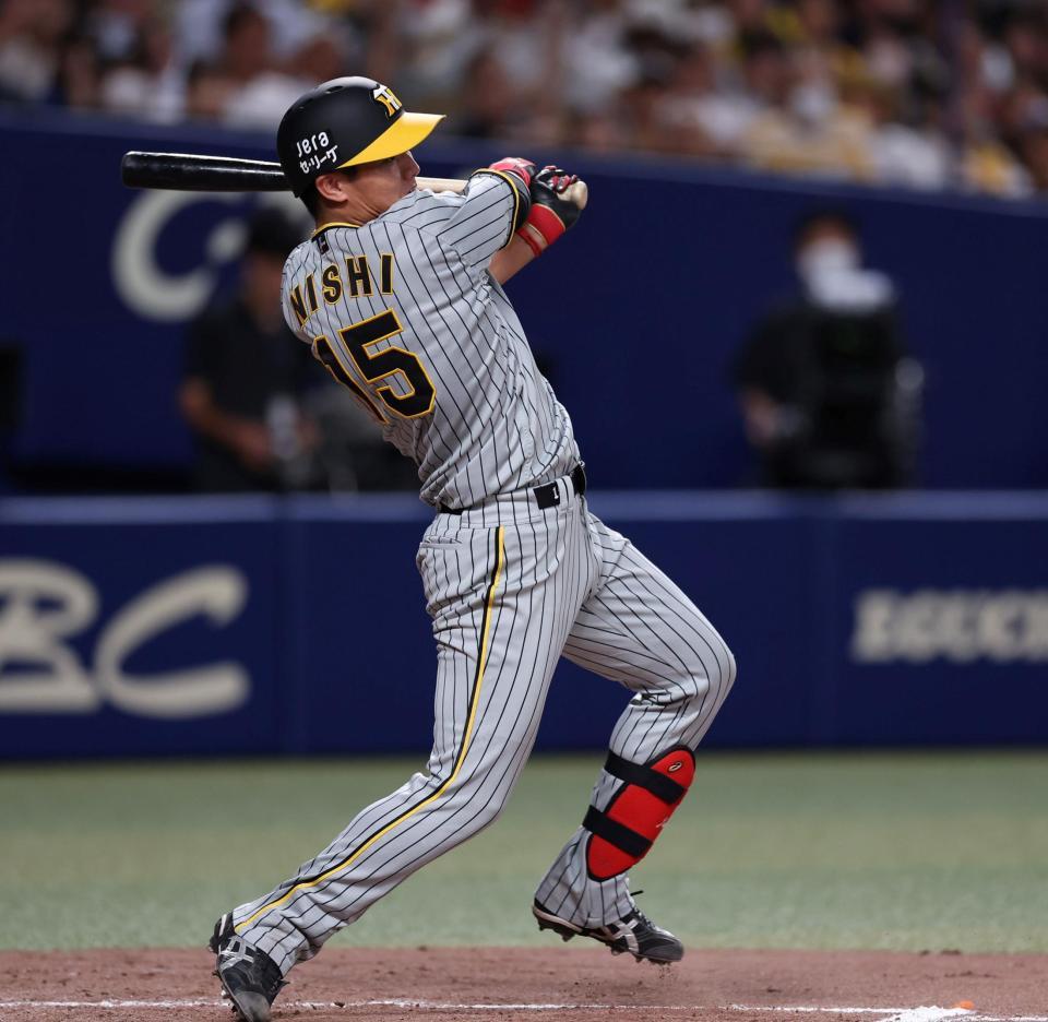 　６回、西純は右中間に走者一掃の適時三塁を放つ（撮影・山口登）