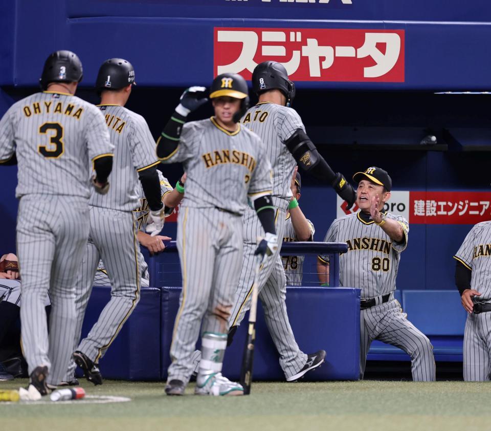 　７回、３ランを放った佐藤輝を迎える岡田監督（撮影・山口登）