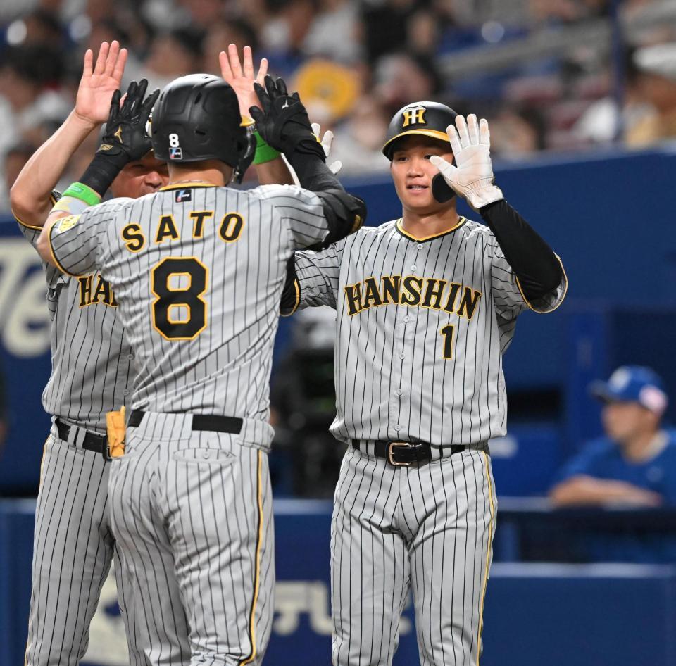 　７回、３ランを放った佐藤輝（８）を迎える森下（撮影・高部洋祐）