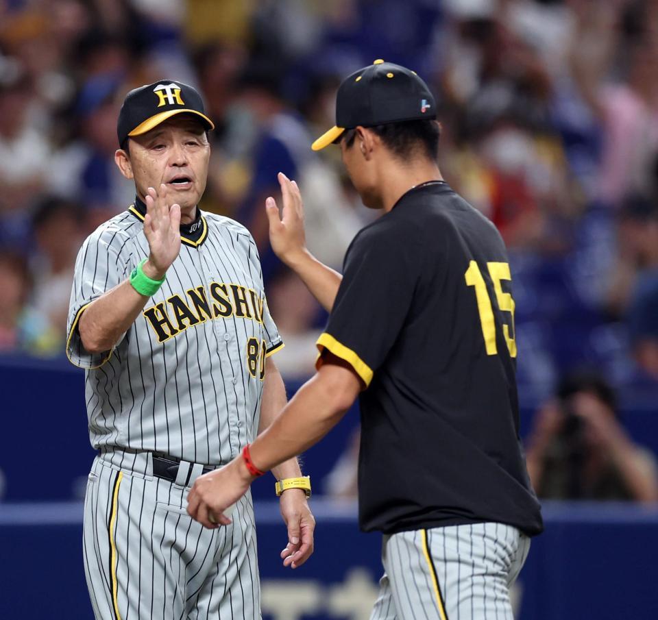 　中日に勝利し西純とタッチする岡田監督（撮影・山口登）