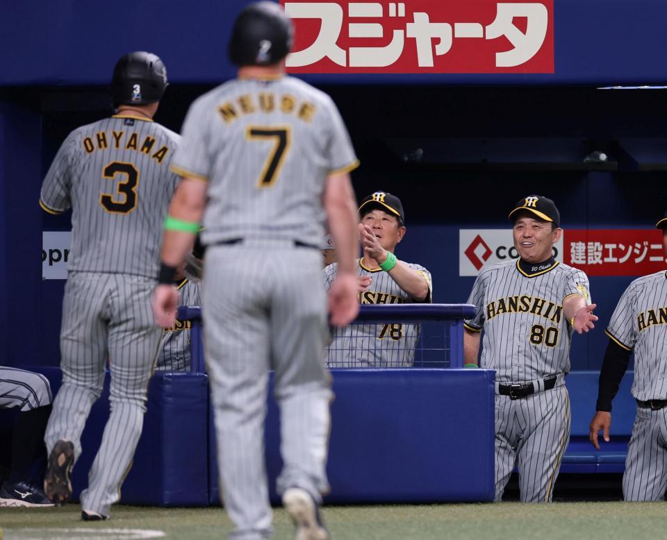 　６回、岡田監督は西純の適時三塁打で生還した大山らを笑顔で迎える（撮影・山口登）