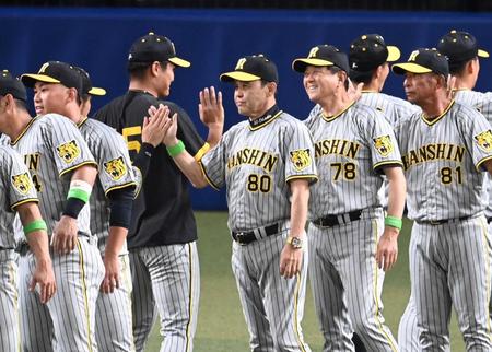 　ナインを迎える岡田監督（８０）ら