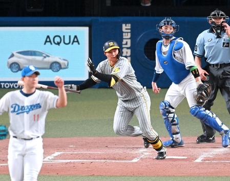 　３回、小笠原（手前）から勝ち越しタイムリーを放つ森下