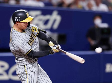 　７回、二塁打を放つ森下