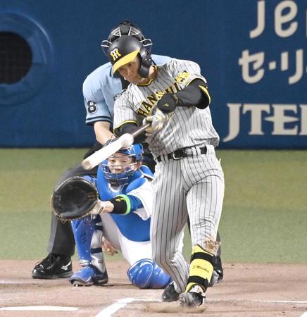 　６回、左前打を放つ森下