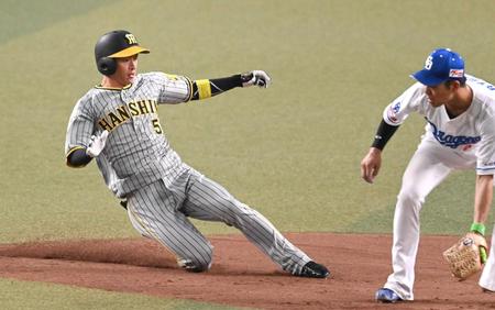 　３回、同点二塁打を放ち二塁へ滑り込む近本（撮影・飯室逸平）