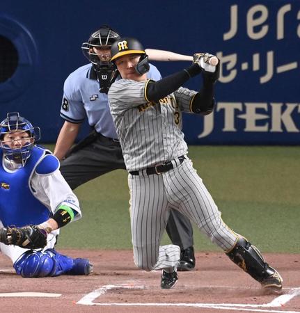 　６回、中前打を放つ大山（撮影・飯室逸平）