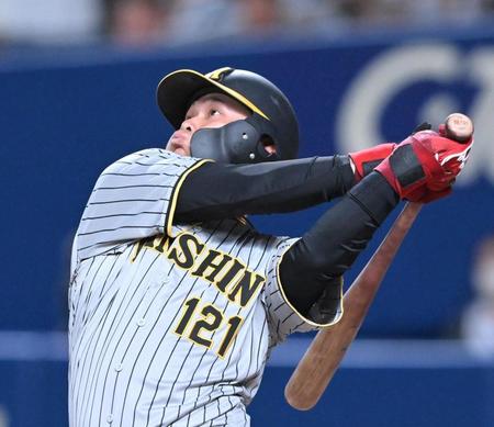 　左越えに先制２ランを放つ野口（撮影・高部洋祐）