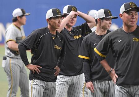 　１軍に合流した熊谷（左から２人目）＝撮影・高部洋祐