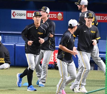 　１軍に合流した熊谷（左）＝撮影・飯室逸平