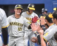 １回、ナインとタッチを交わす野口