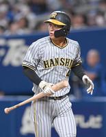 　９回、三振に倒れベンチに戻る熊谷（撮影・高部洋祐）