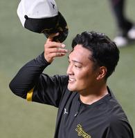 　先発へ向け調整する秋山（撮影・飯室逸平）