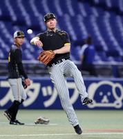 　試合前、ノックを受ける佐藤輝（撮影・山口登）