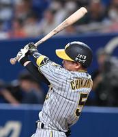 　３回、同点ソロを放つ近本（撮影・高部洋祐）