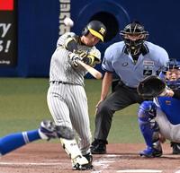 　３回、５号同点ソロを放つ近本（撮影・飯室逸平）