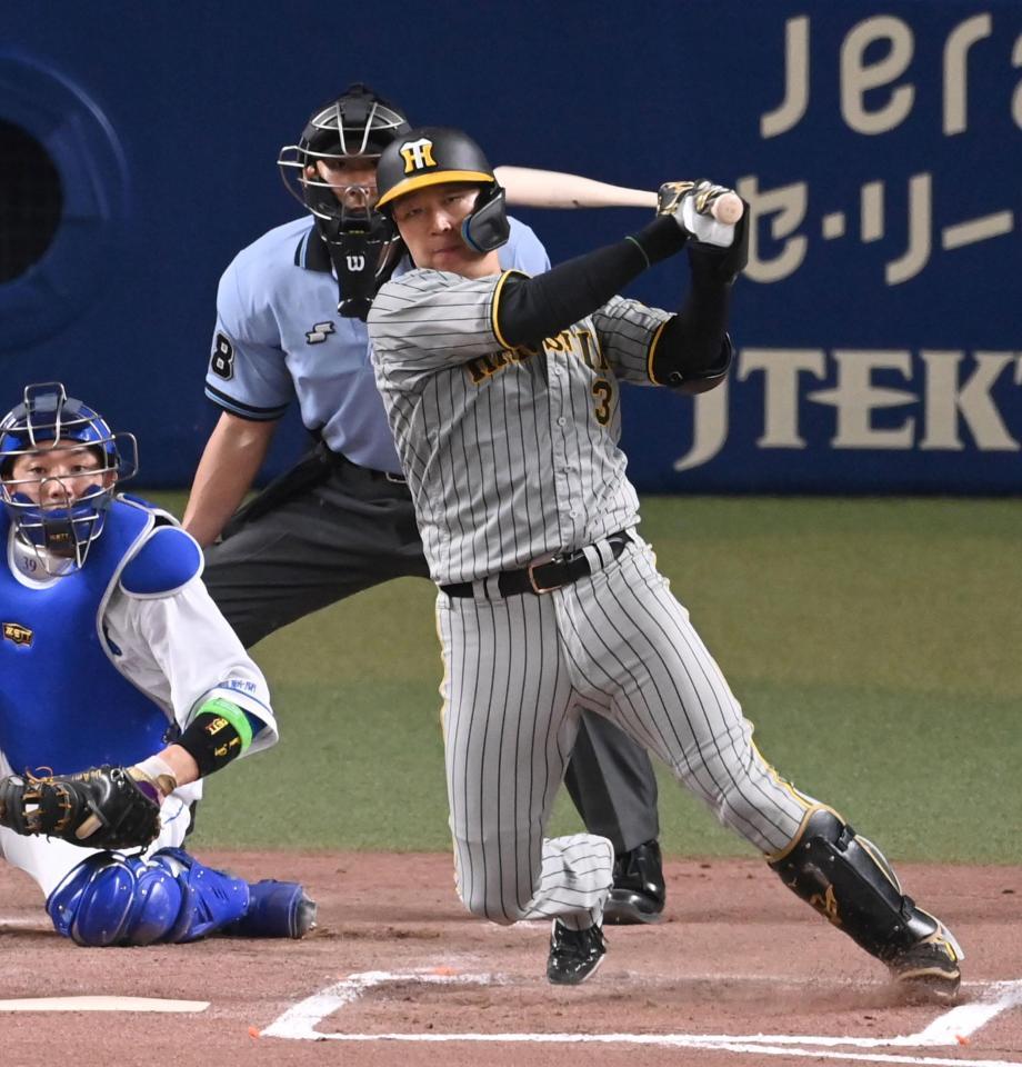 　６回、中前打を放つ大山（撮影・飯室逸平）