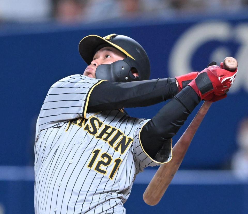 　左越えに先制２ランを放つ野口（撮影・高部洋祐）