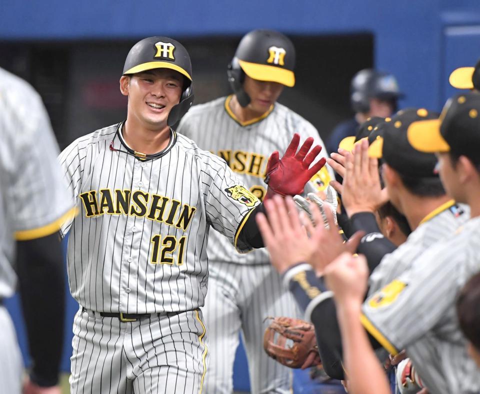 １回、ナインとタッチを交わす野口