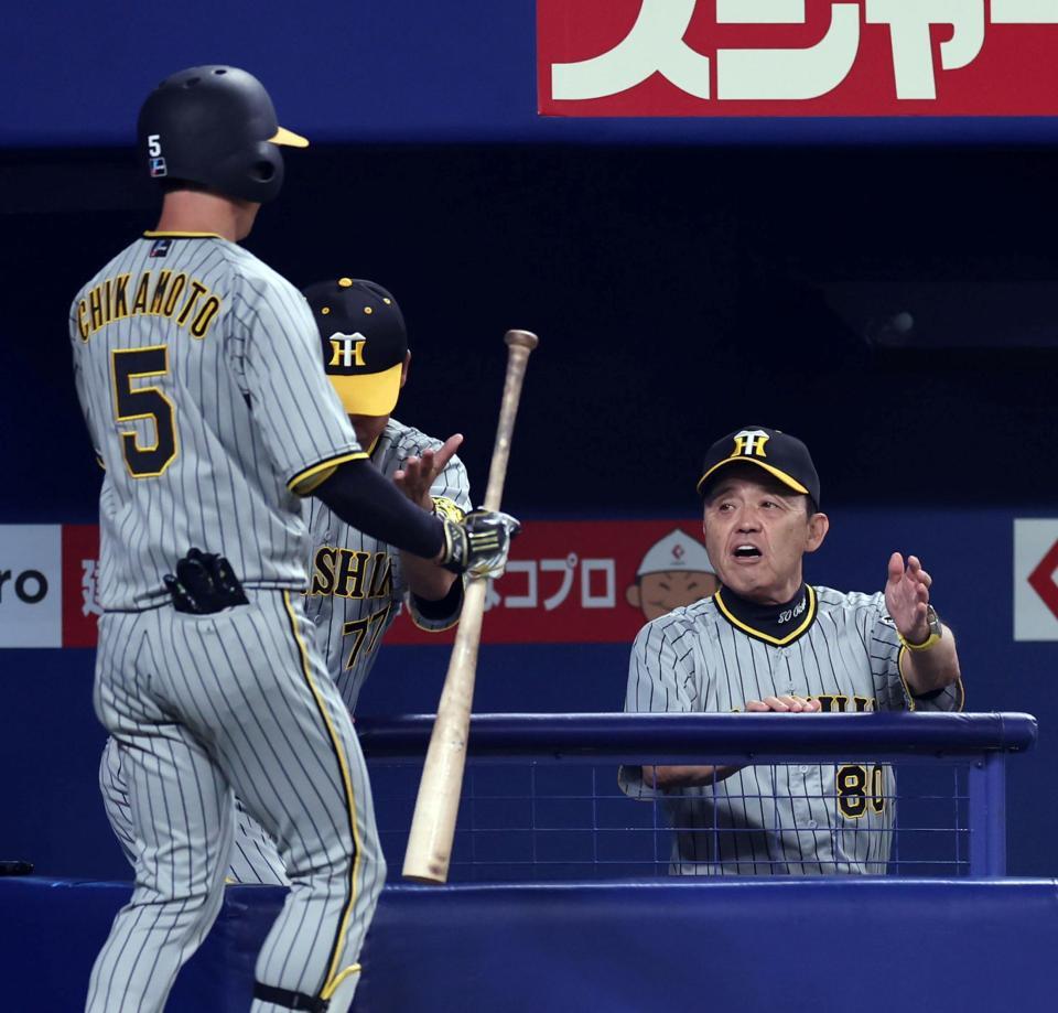 　３回、同点ソロ放った近本を迎える岡田監督（撮影・山口登）
