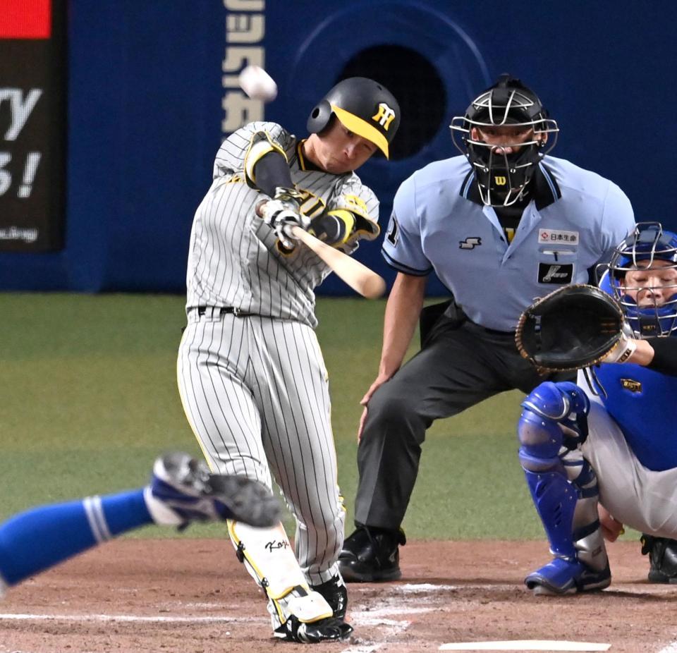 　３回、５号同点ソロを放つ近本（撮影・飯室逸平）