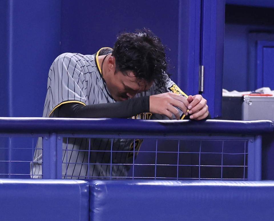 　５回途中、降板した秋山はベンチに戻りガックリ下を向く（撮影・山口登）