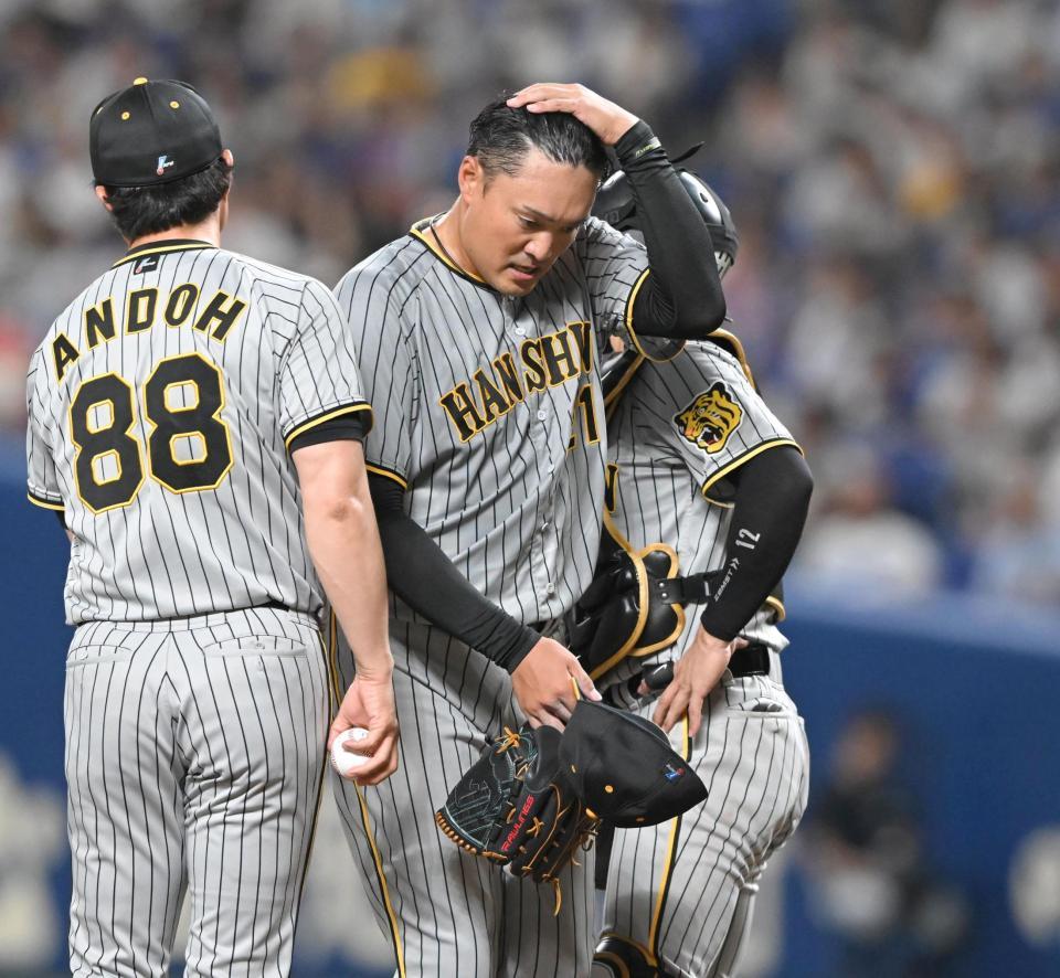 　５回途中、マウンドを降りる秋山（中央）＝撮影・高部洋祐